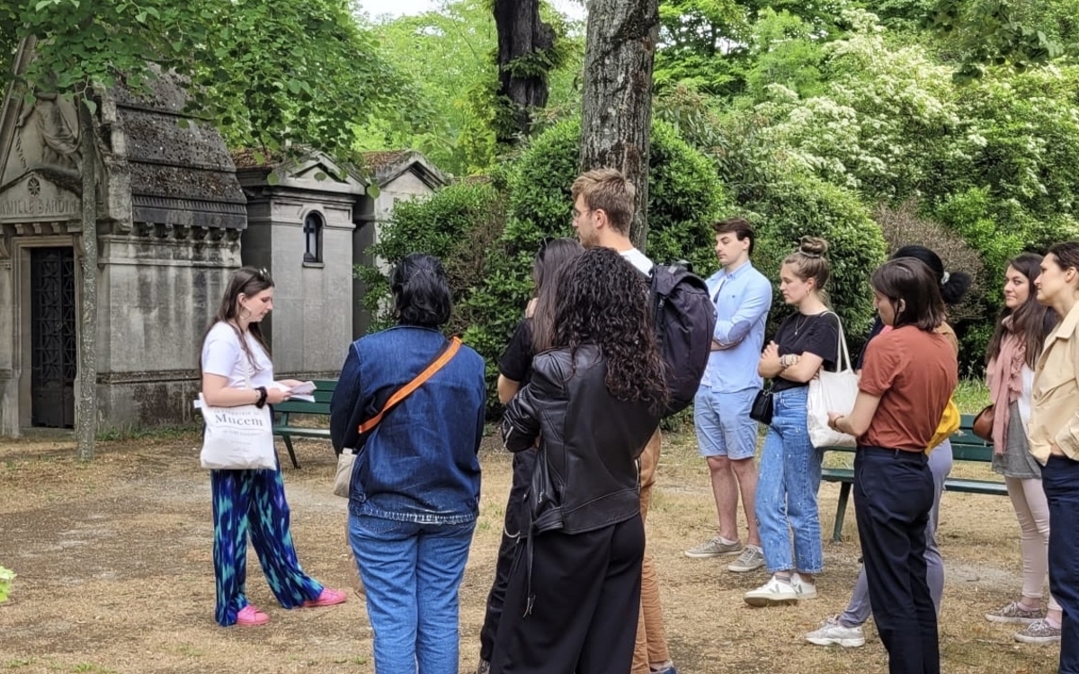 Photo d'une visite de cimetière organisée par Les Aliennes en 2022