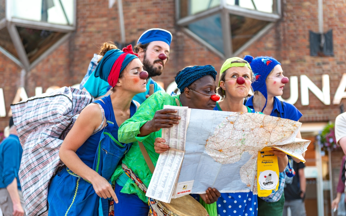 Des clowns regardent une carte pour trouver leur chemin