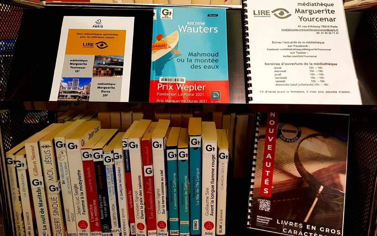 Livres en gros caratères avec livret de nouveautés. Livret d'accueil du pôle Lire autrement