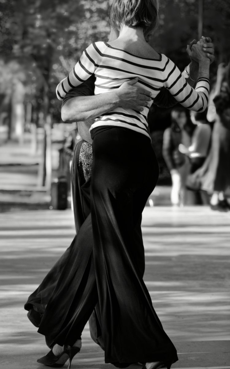 Couple de danseurs dans la rue