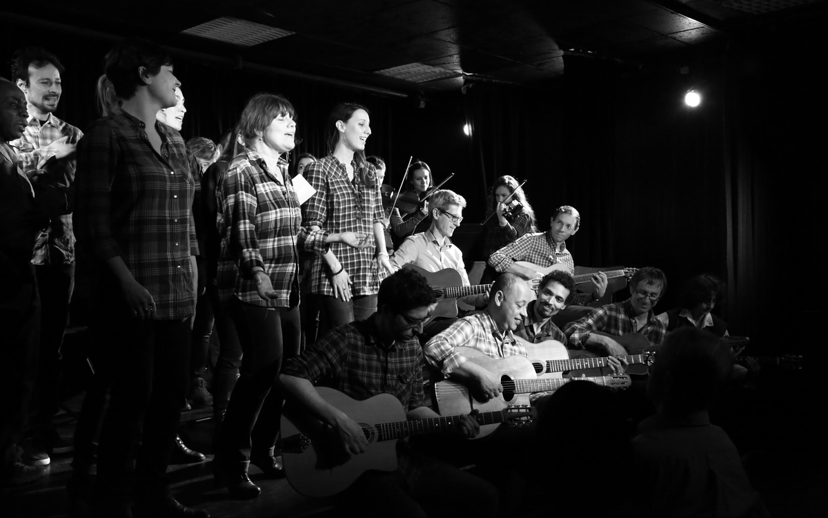 Chanteurs et musiciens d'une fanfare