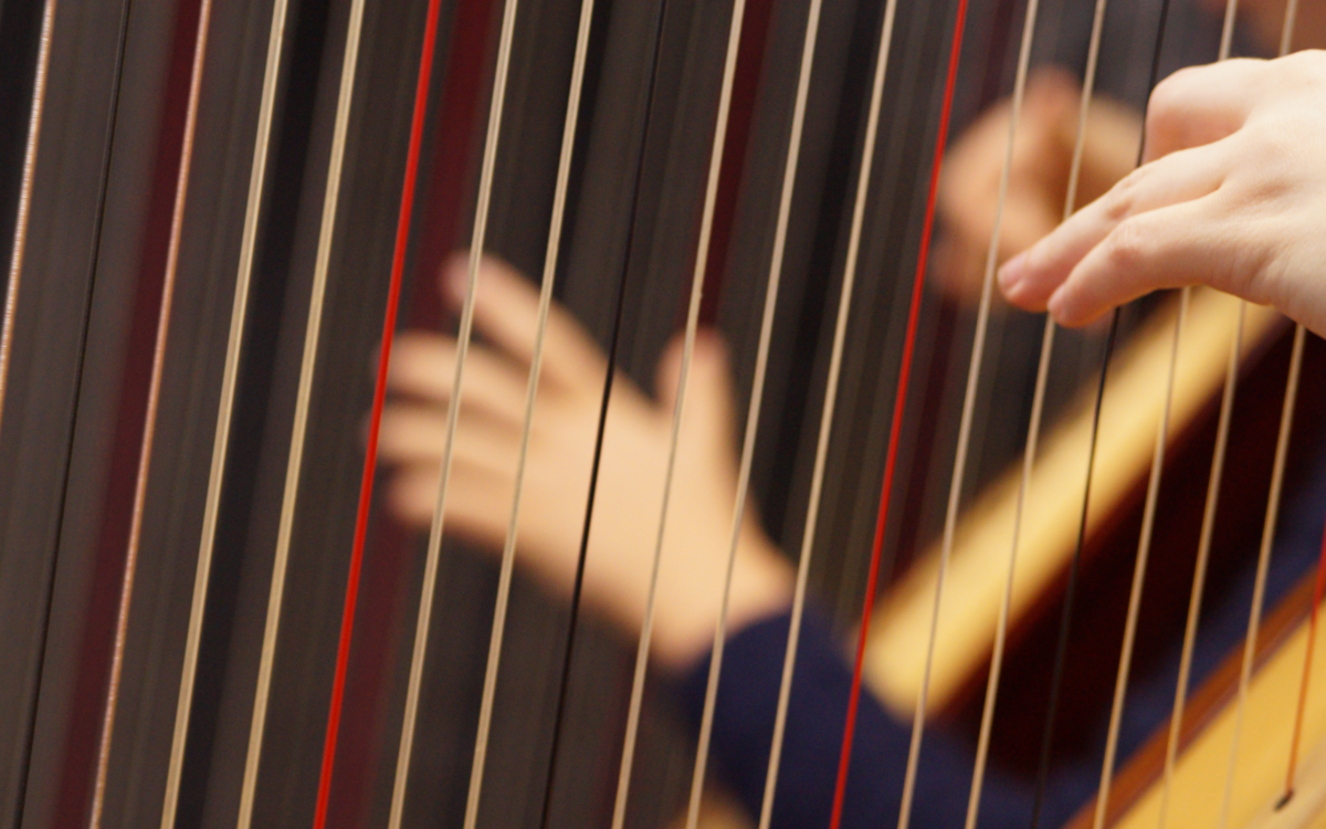 Elisa Vellia jouant de la harpe