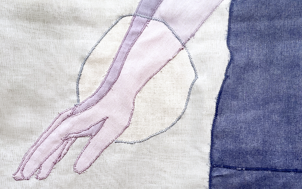 Œuvre d'art en patchwork, l'image montrée est une main violette passant par le trou d'une fenêtre, tous les éléments étant composés de tissu en patchwork.