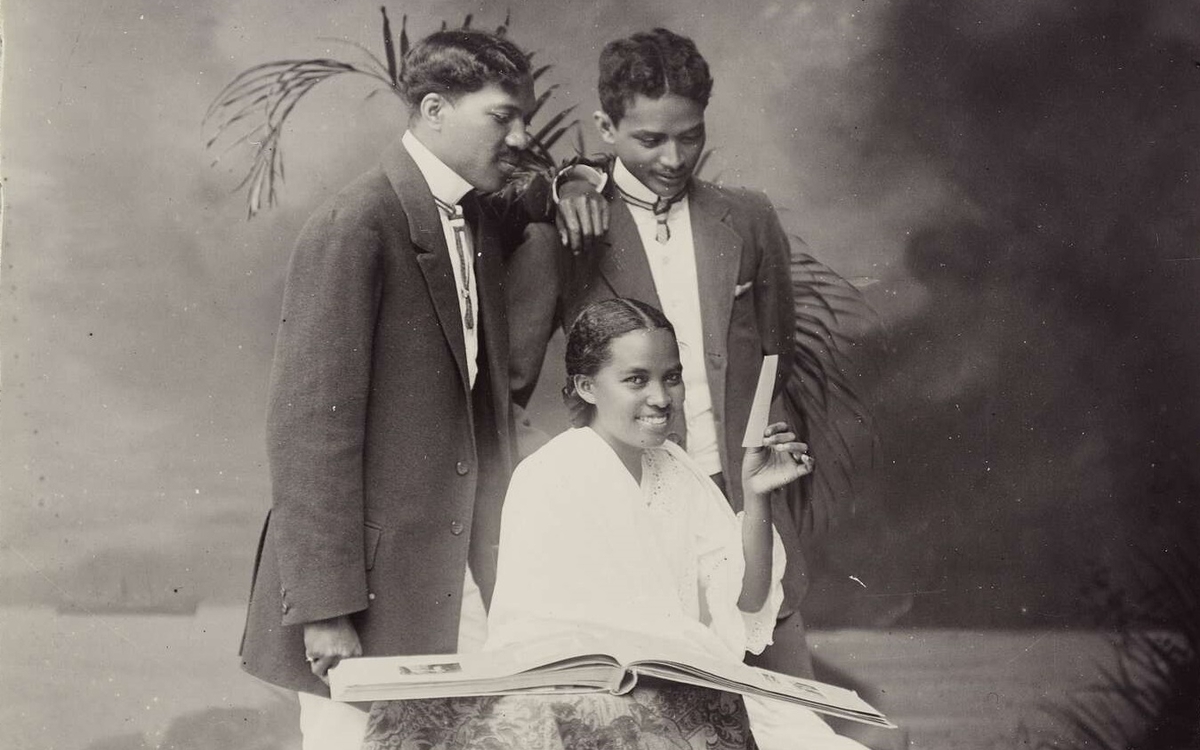 Sans titre [portrait de deux hommes et d'une femme]