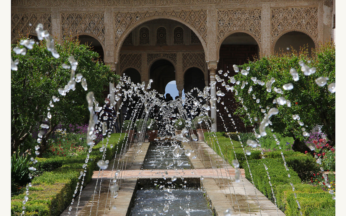 Alhambra, Grenade, patio du canal