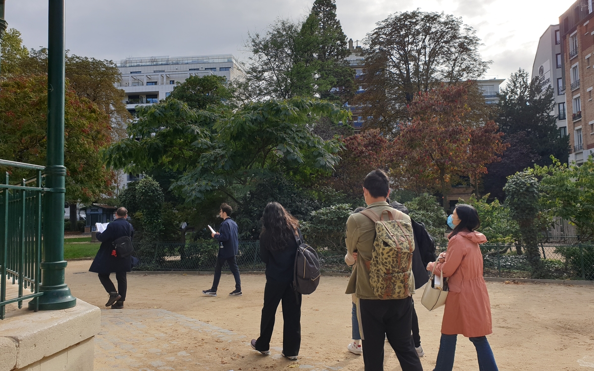 Participant.e.s traversant le Square Violet dans le 15e