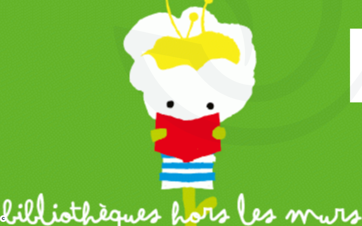 Petite abeille en pull marin lisant un livre sur fond vert