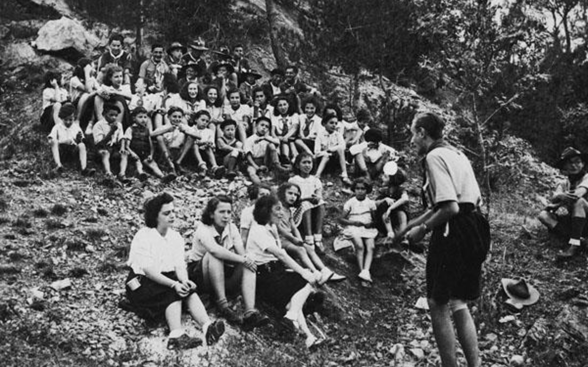 Robert Gamzon s'adresse à un groupe d'éclaireurs israélites de France, années 1940-1943 