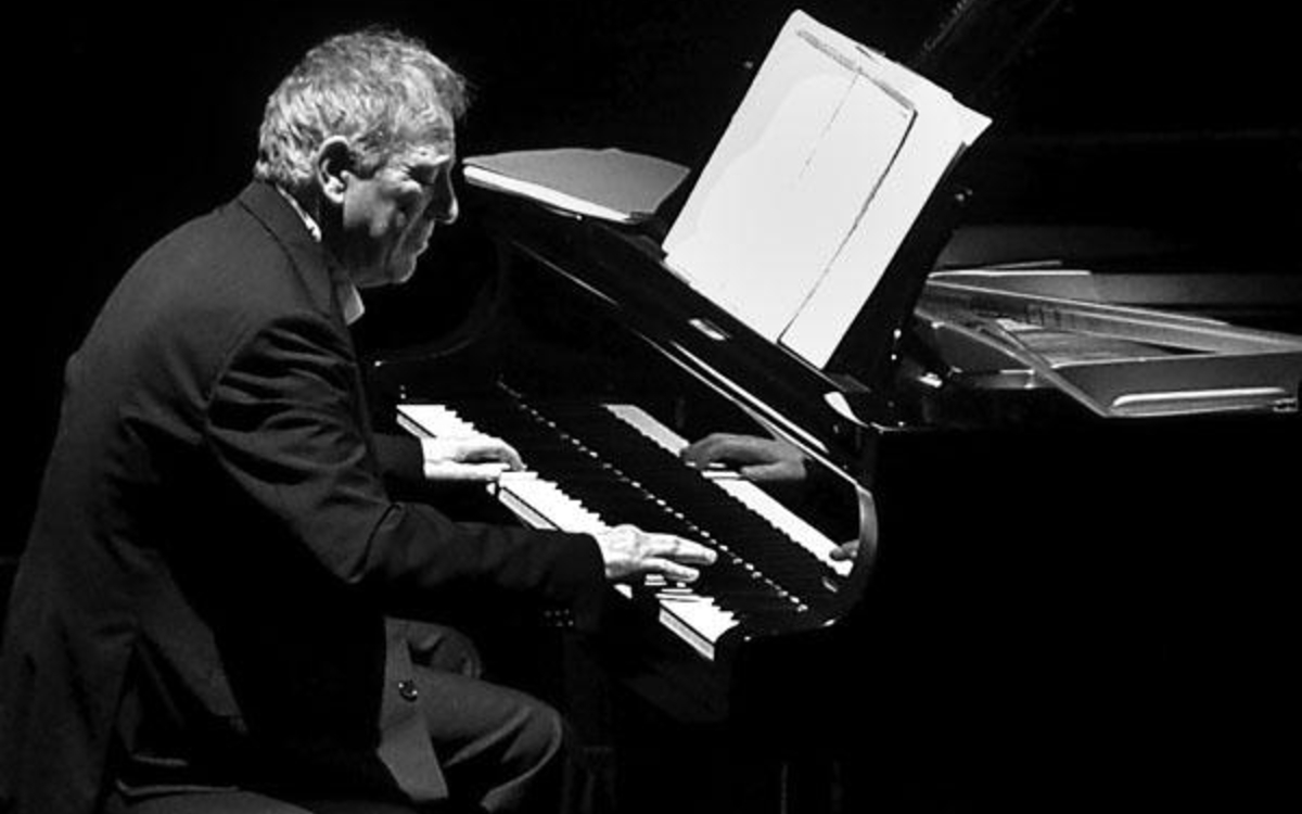 Le musicien en plein concert, au piano