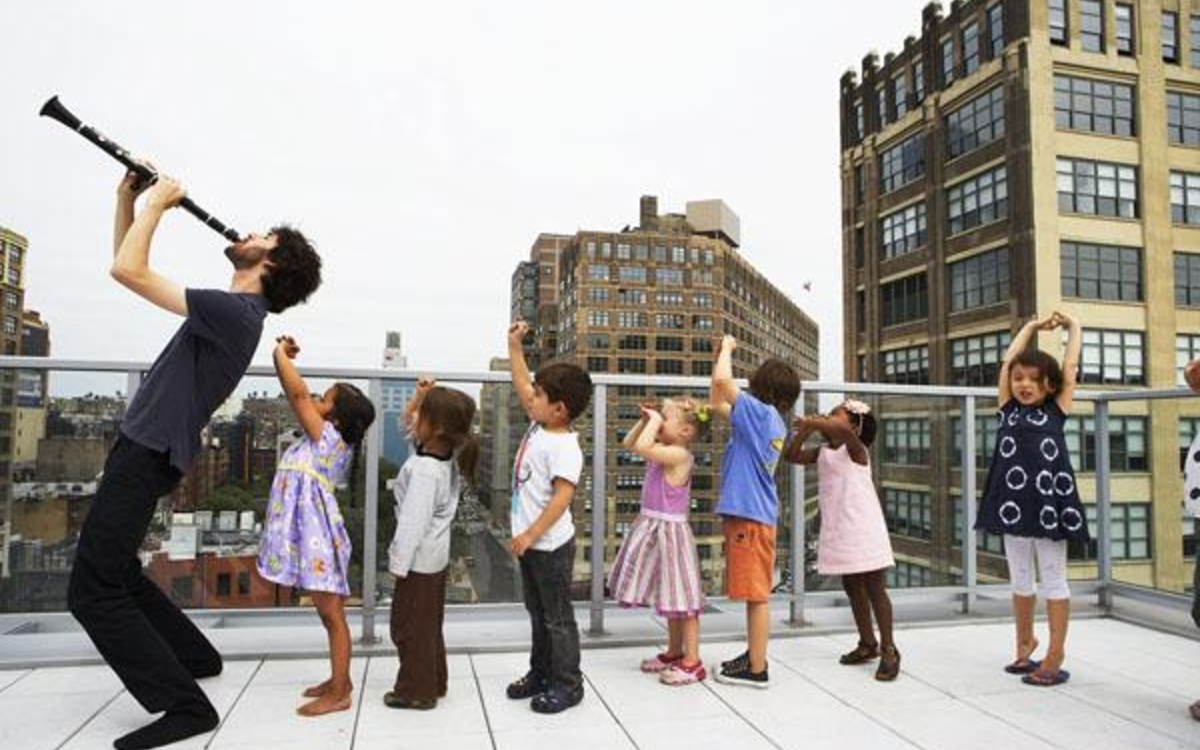 Musicien suivi par une ribambelle d'enfants