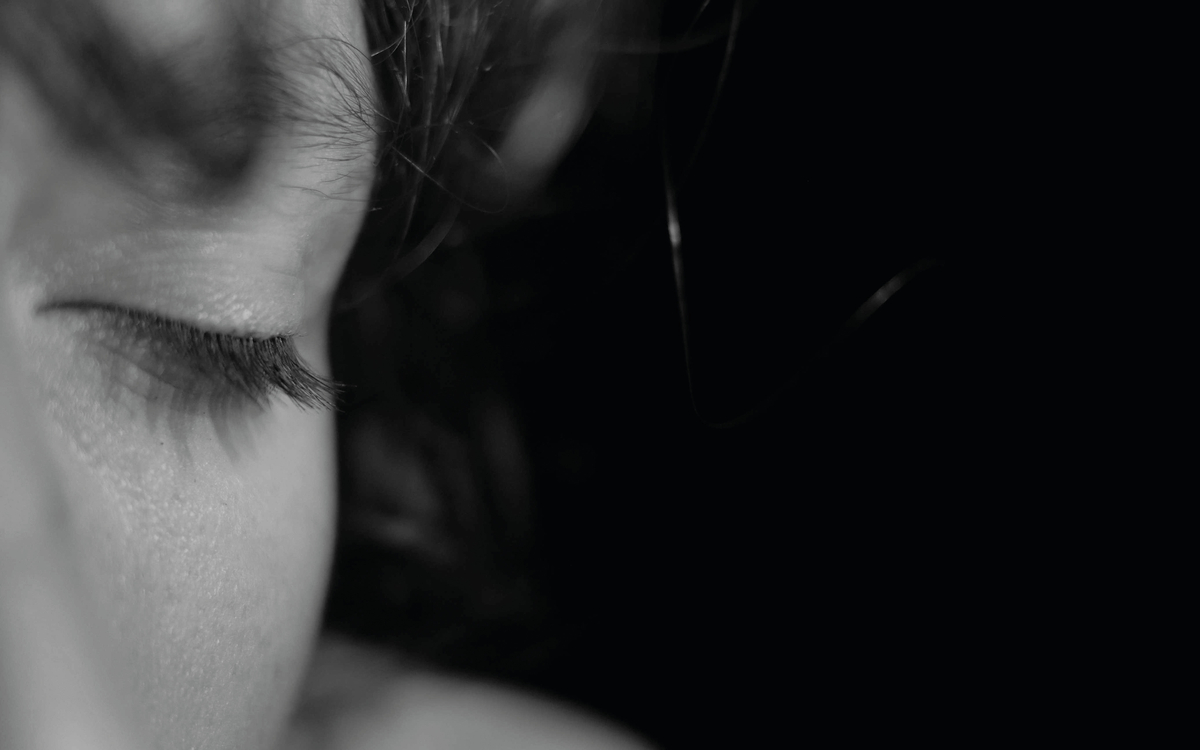 Visage femme - yeux fermés - L'Emprise - Théâtre Les Déchargeurs 