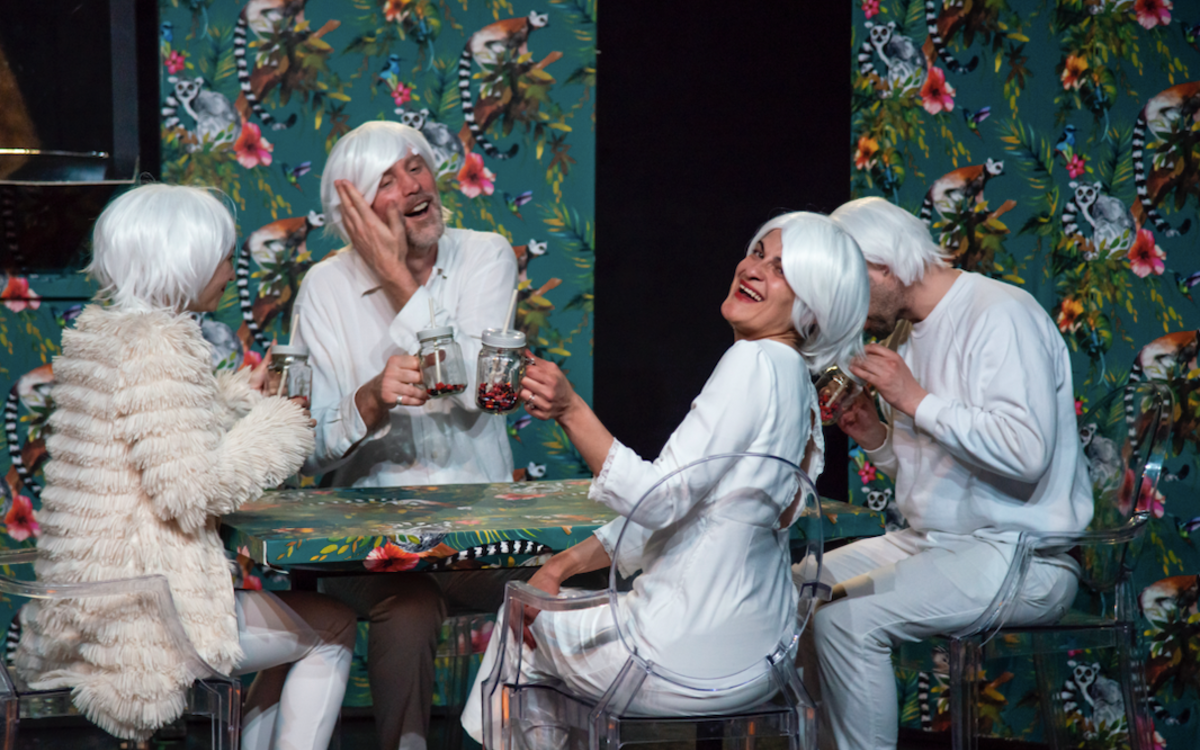 Photo pièce de théâtre - quatre comédiens attablés - rire - Déchargeurs