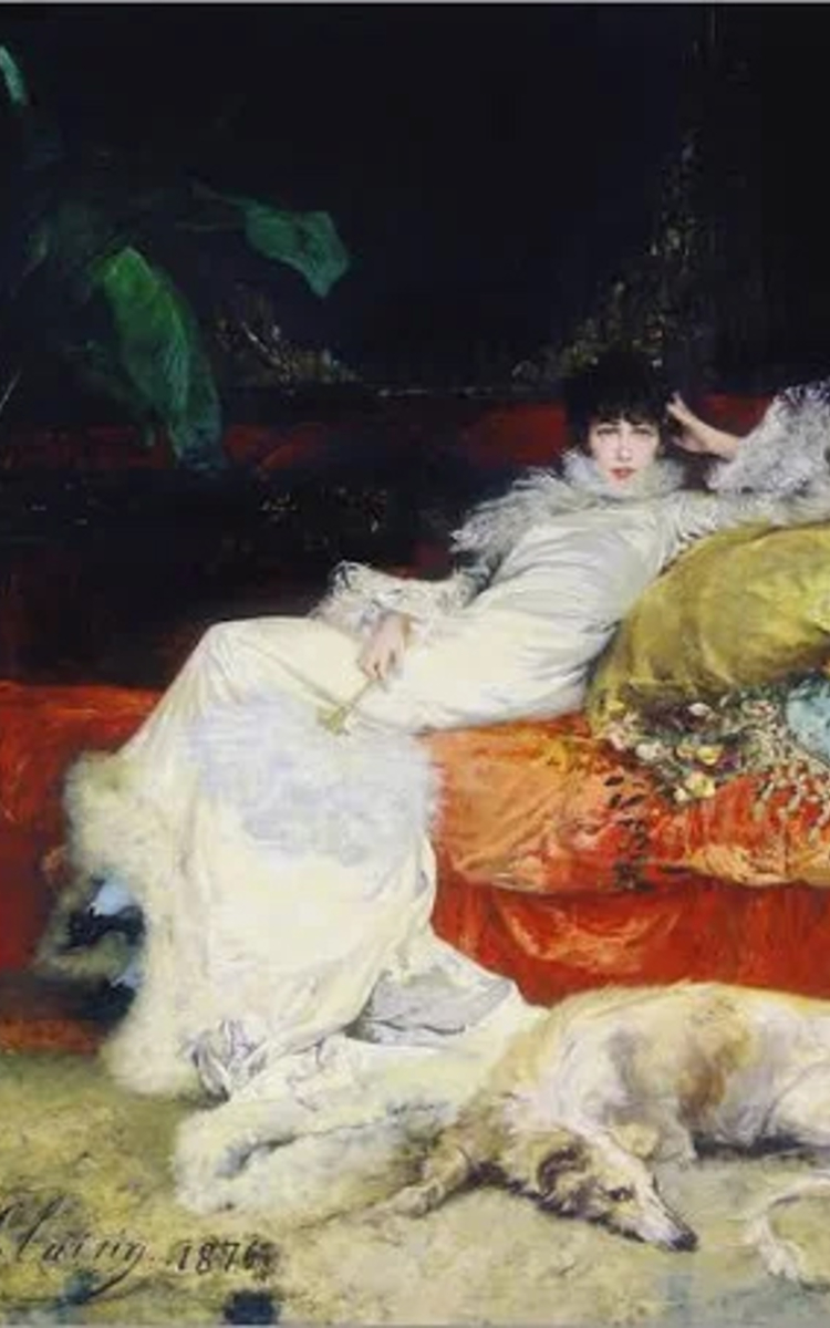 © Sarah Bernhardt peinte par Clairin en  1876 est représentée semi allongée sur son lit dans un robe de chambre blanche vaporeuse.