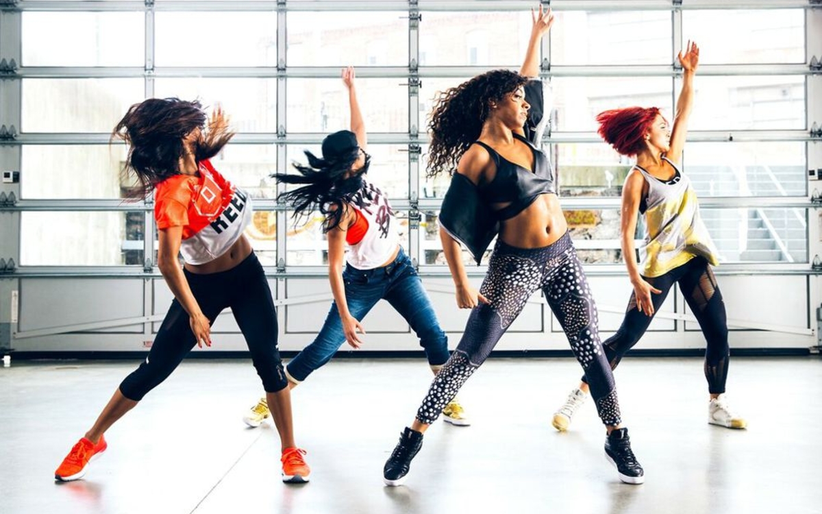 Danseuses reggaeton dans une salle de danse.