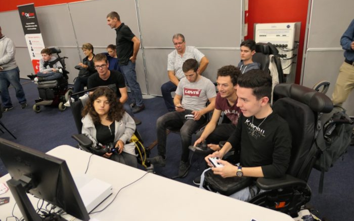 Joueurs de jeux vidéos en fauteuil roulant