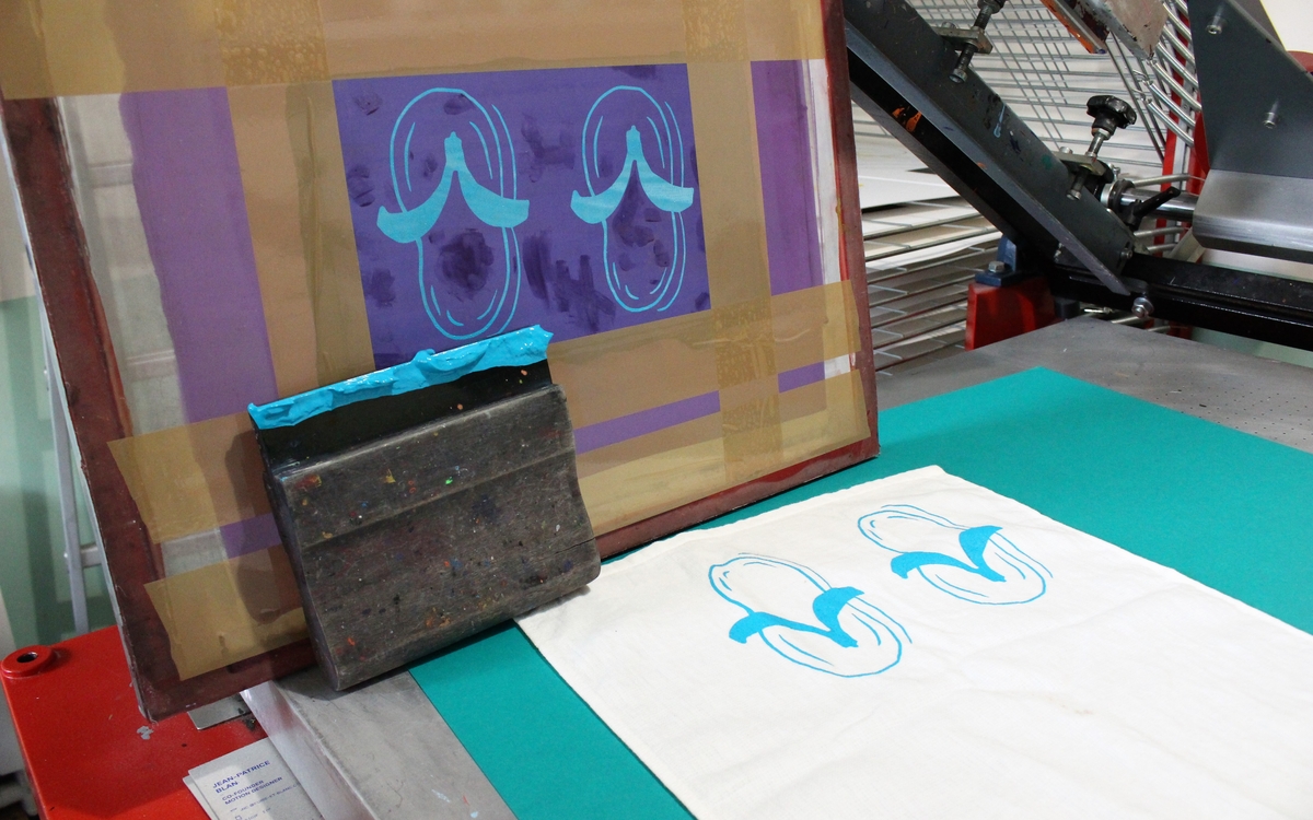 Ecran de sérigraphie posé sur une serviette japonaise