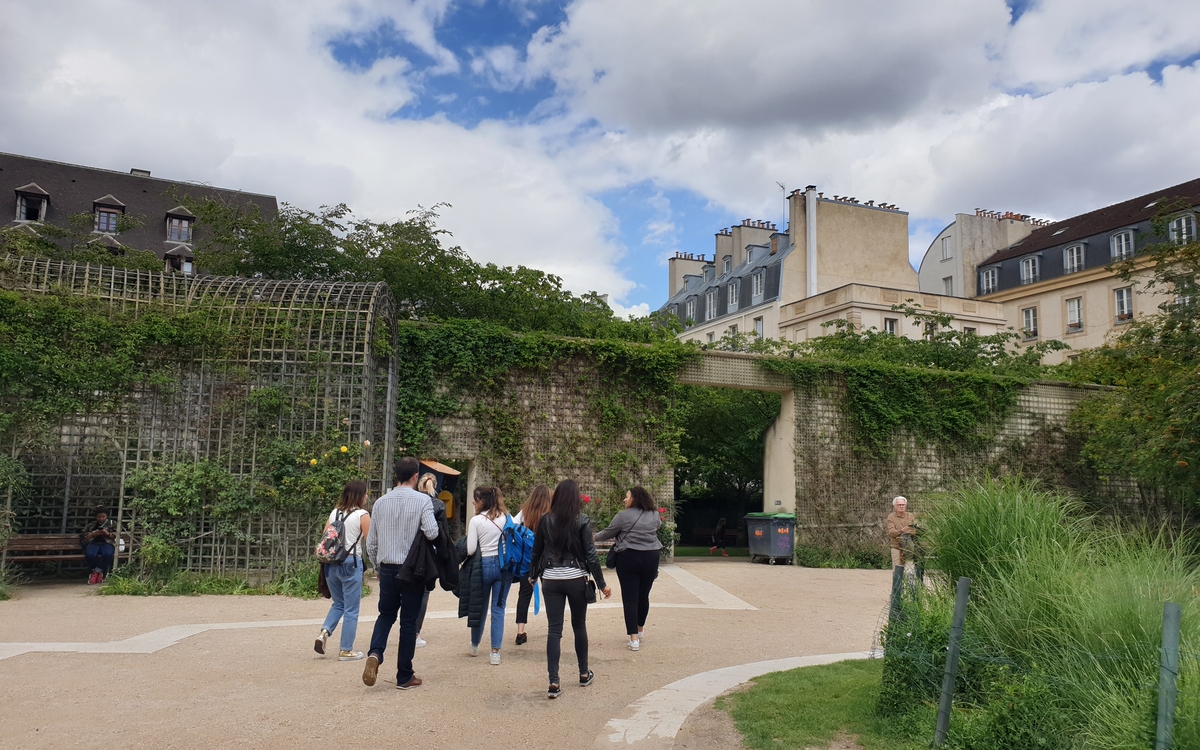 Participants jeu de piste dans le jardin Anne Franck à Paris 3e