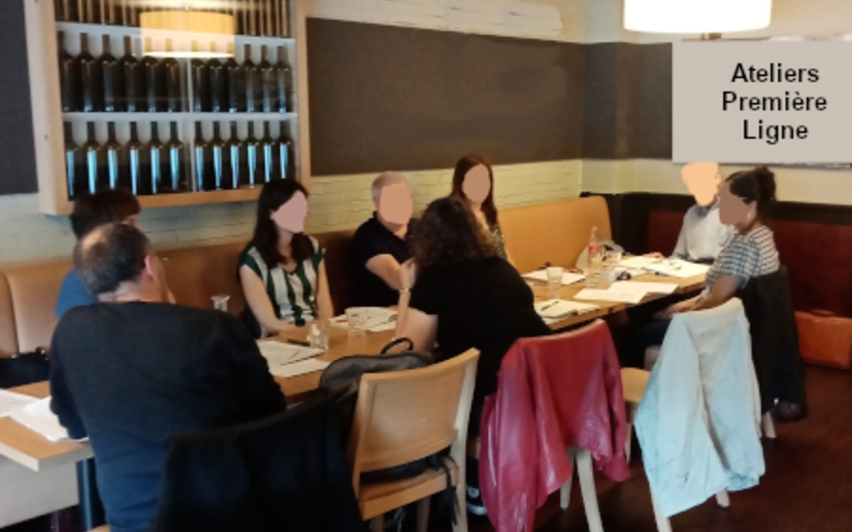 Un groupe en train d'écrire avec Ateliers Première Ligne