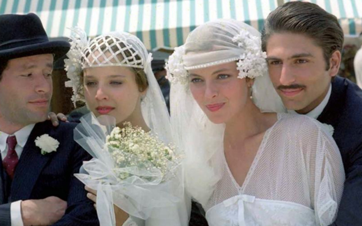 Deux couples de mariés