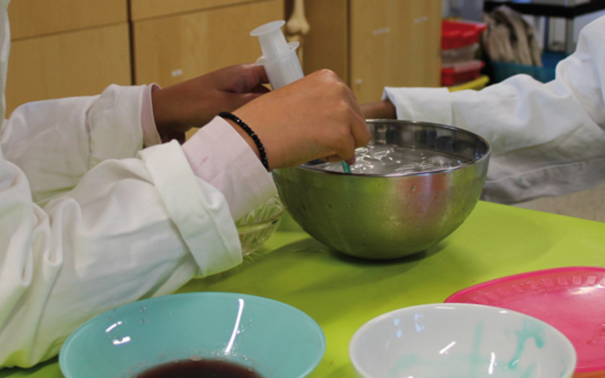 Un groupe d'enfants réalisant de la cuisine moléculaires à l'Exploradôme.