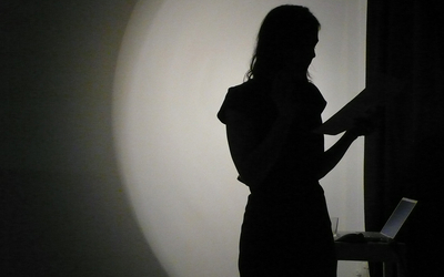 Une silhouette de femme en ombre chinoise