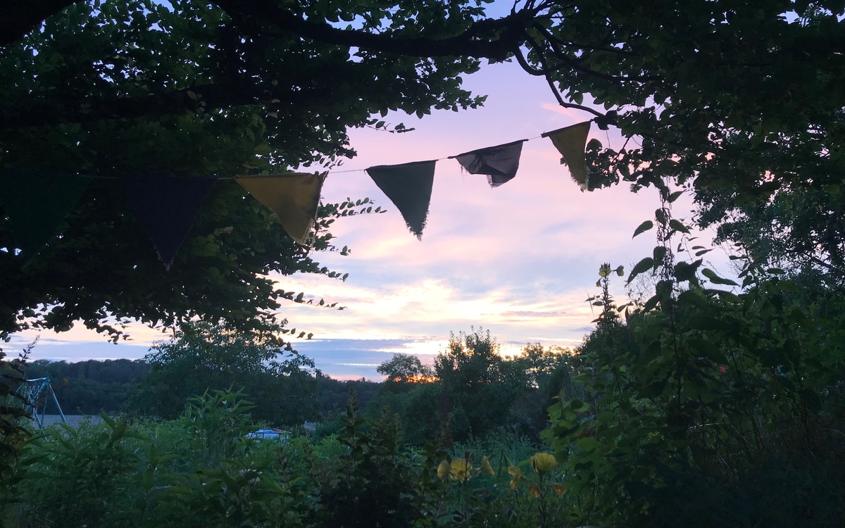 Quel sens donne-t-on aujourd'hui à la fête ? Drapeaux fixés à certains endroits de la ville de Nanterre, phrases et mots distillés sur les murs de la ville, un ensemble d'installation dans l'espace puublic qui raconte la fête.