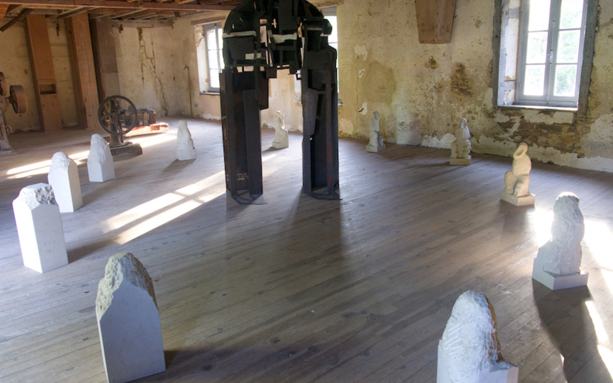 Une nuit hors-temps où des esprits se manifestent, un rendez-vous pour célébrer le rituel du labyrinthe du temps et de son éternel retour, dans la forêt, lieu de tous les enchevêtrements et des langages réconciliés !  Le labyrinthe dont cette sculpture serait la porte a disparu. A moins qu’il n’ait jamais été construit, qu’il soit invisible ou souterrain? Elle en esquisse cependant la promesse ou la menace en ce qu’elle est déjà elle-même labyrinthique. 
