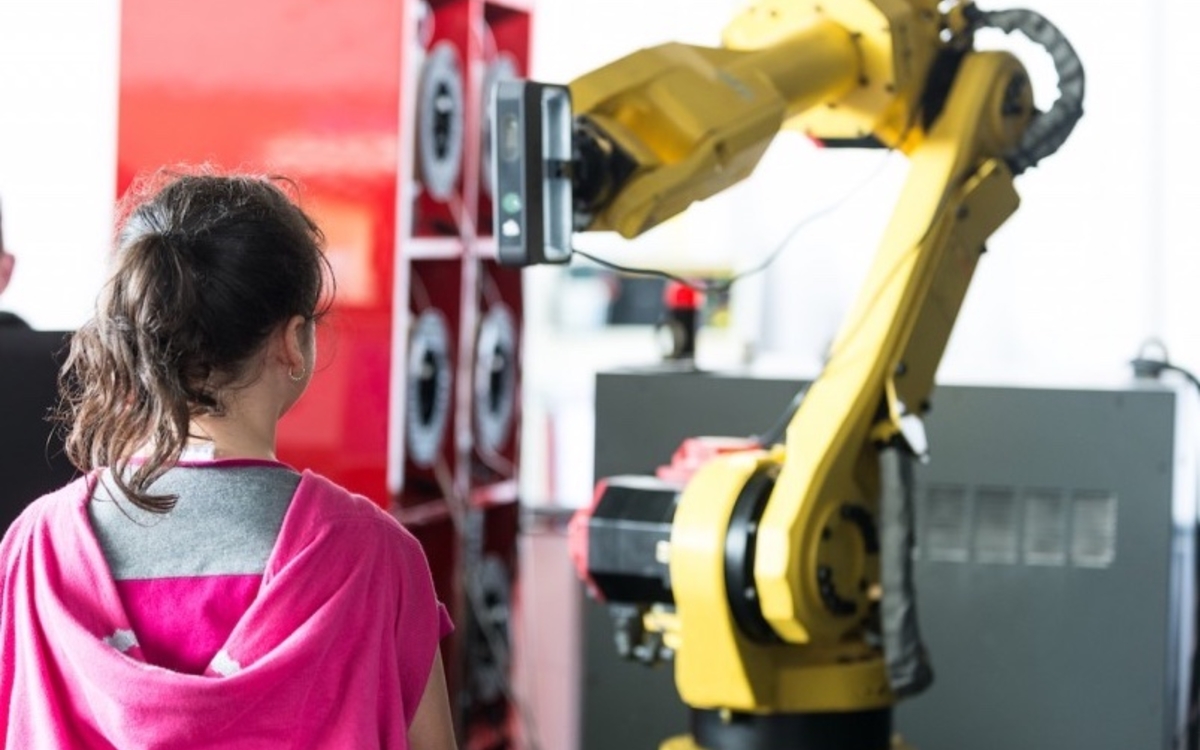 Un robot industriel scanne le visage d'une enfant pour créer son buste en impression 3D