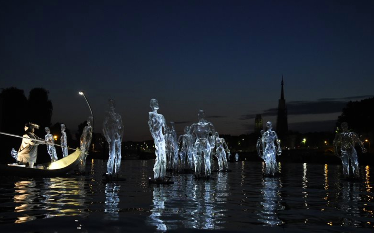 DéRIVES, un spectacle emporté par le courant, inspiré du joueur de flûte des Frères Grimm.