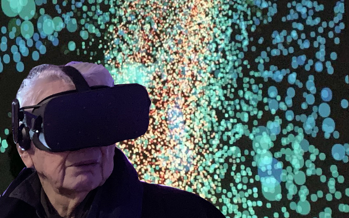 Julio Le Parc sur fond de projection de son travail autour de la réalité virtuelle