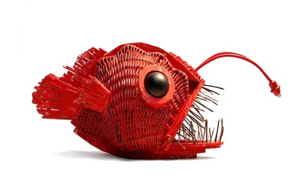 Poisson rouge lamproie fait de paniers d'osiers peints en rouge récupérés 