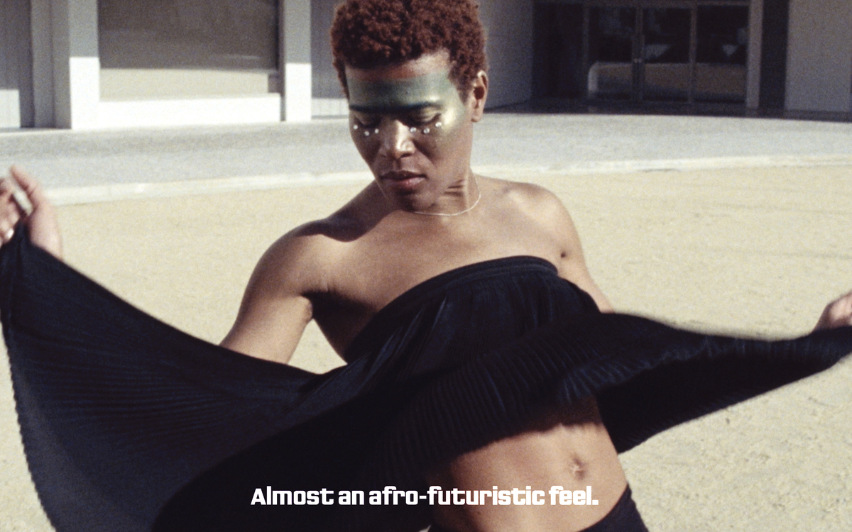 le film Le Daftar met en scène le voyage atemporel et symbolique de quatre personnages. Iels traversent des ruines datant de l’âge de bronze, une maison coloniale abandonnée, un monastère enfoui dans le sable, un ancien port d’esclave ; autant de lieux symptomatiques du passé colonial de l’Europe. Les histoires personnelles des personnages y côtoient celles, collectives, des pays dont iels sont issu·e·s, interrogeant les trajectoires migratoires, les repères mémoriels, l'intraductibilité des peines, des communions et des manières de percevoir et de retranscrire le temps.