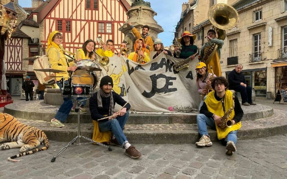 Les membres de la fanfare