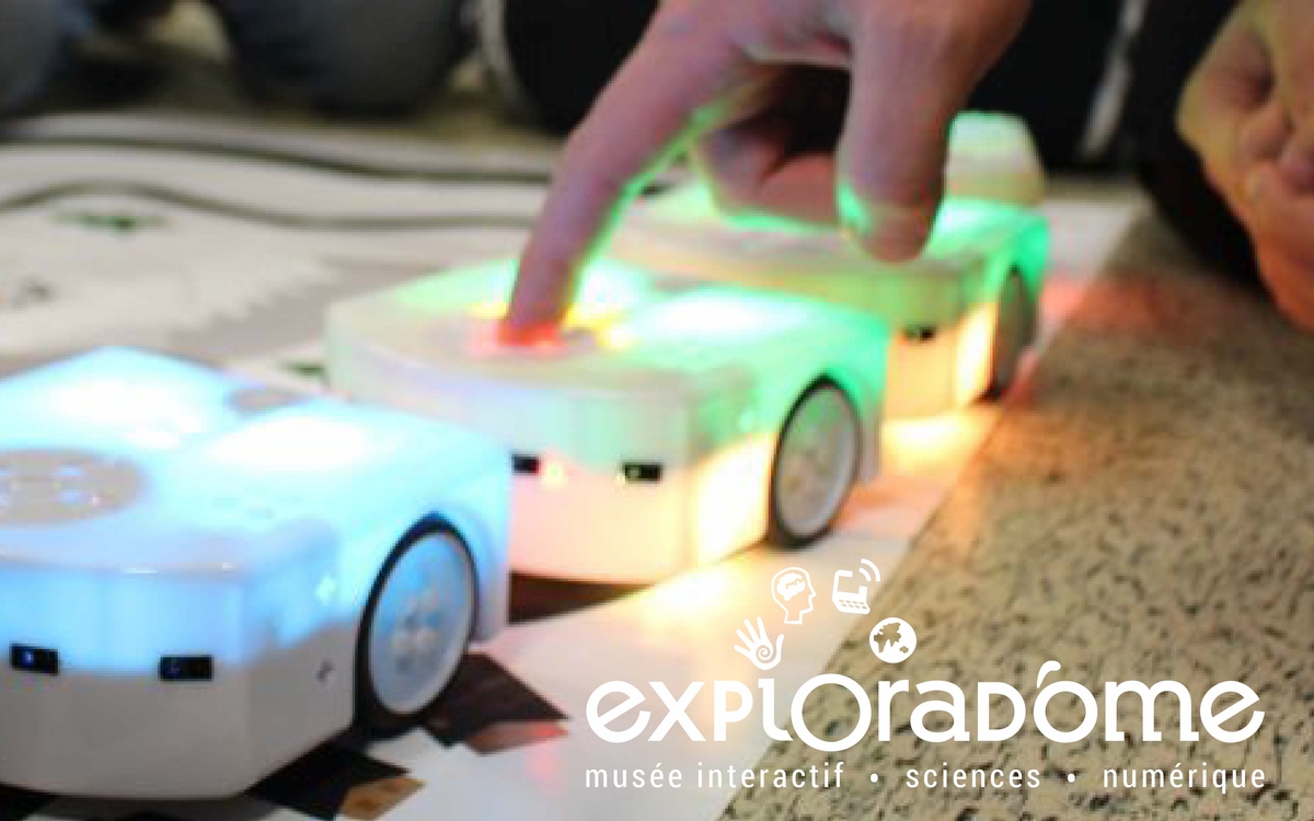 Un groupe de personnes programmant les petits robots à l'Exploradôme.