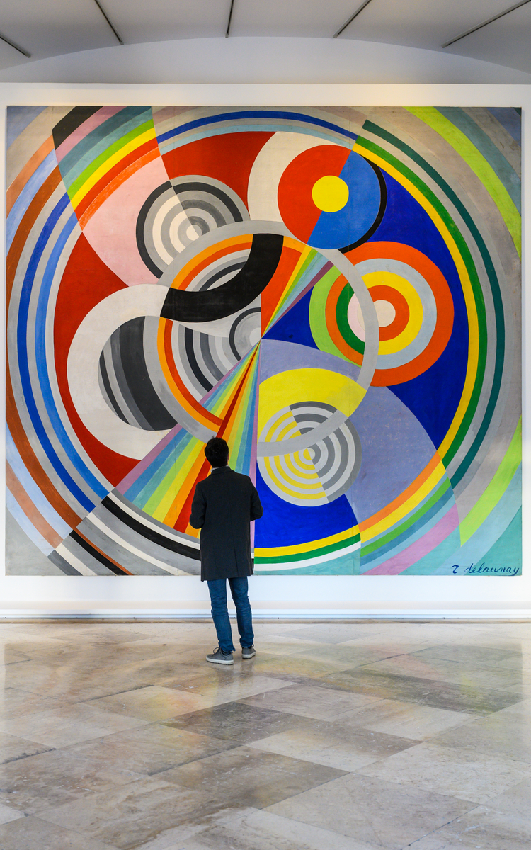 Visiteur devant une œuvre de Robert Delaunay dans les collections du Musée d'Art Moderne de Paris 