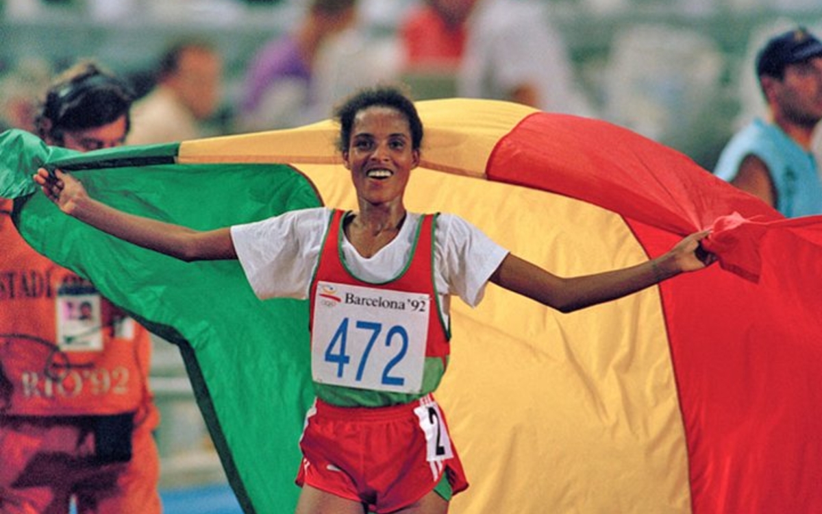 Derartu Tulu [Éthiopie] défilant avec le drapeau de l’Éthiopie après sa victoire, photographie de Bob Thomas, 1992.