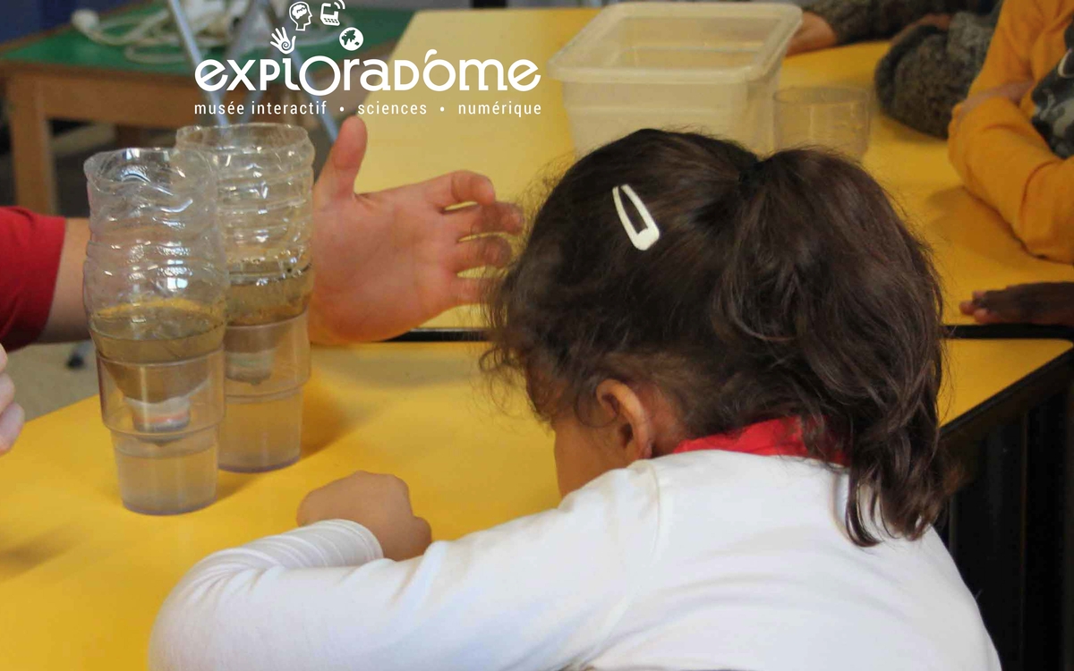 Un groupe d'enfants réalisant une expérience sur l'eau potable à l'Exploradôme.