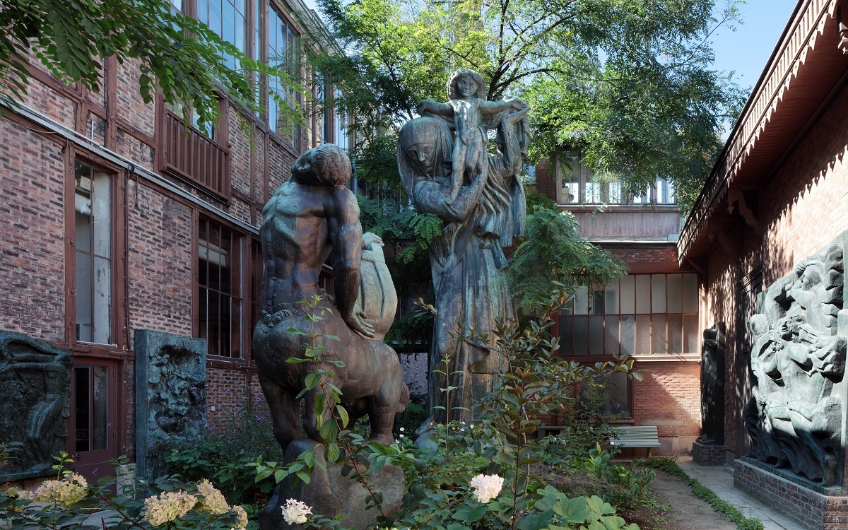 Vierge à l’offrande et Centaure mourant, dans le jardin intérieur du musée Bourdelle