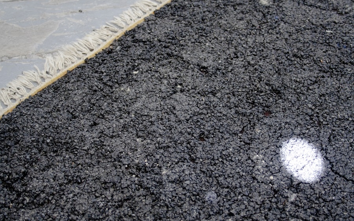 Apprivoisé le bitume, Tapis, bitume, 170x200 cm