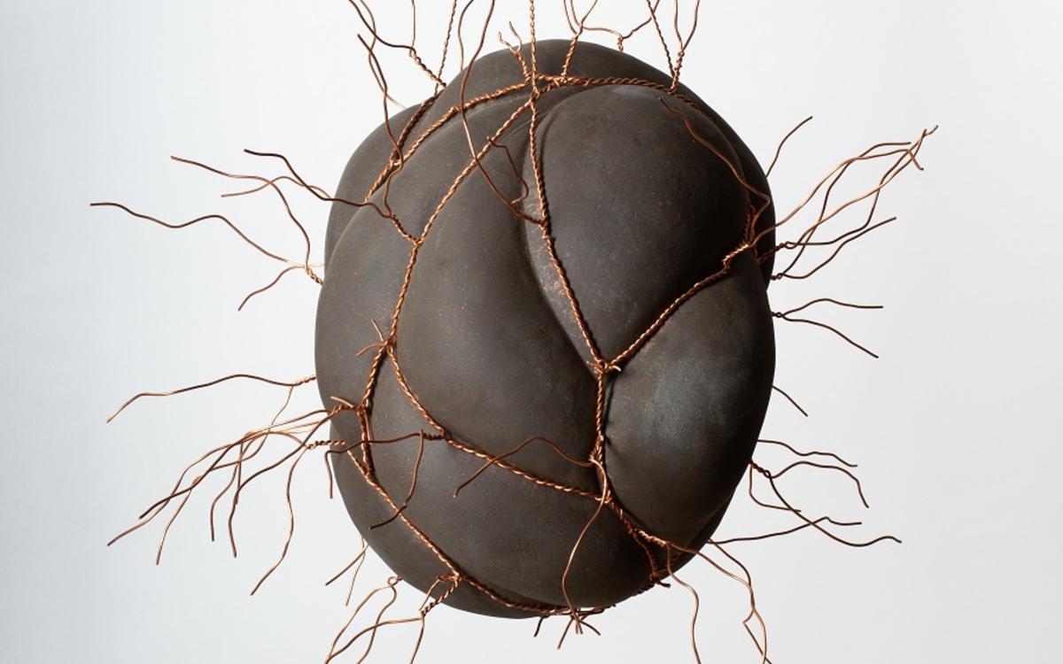 Bulle du monde, 2023, sculpture suspendue en céramique et fil de cuivre 