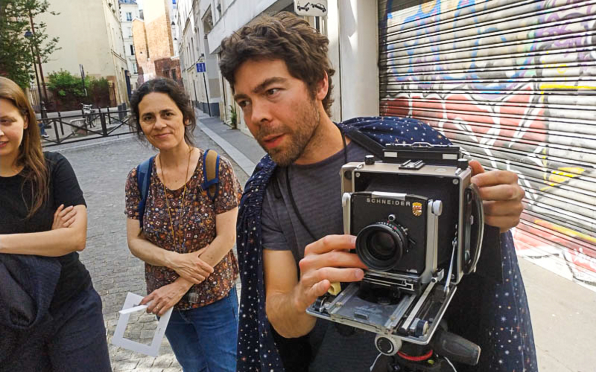 Un groupe de photographe utilise un appareil photo chambre dans la rue