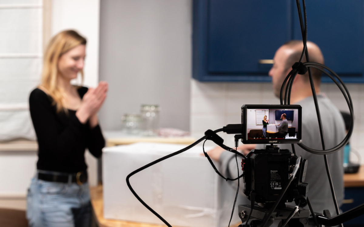 Photo de deux comédiens devant une caméra pour un tournage