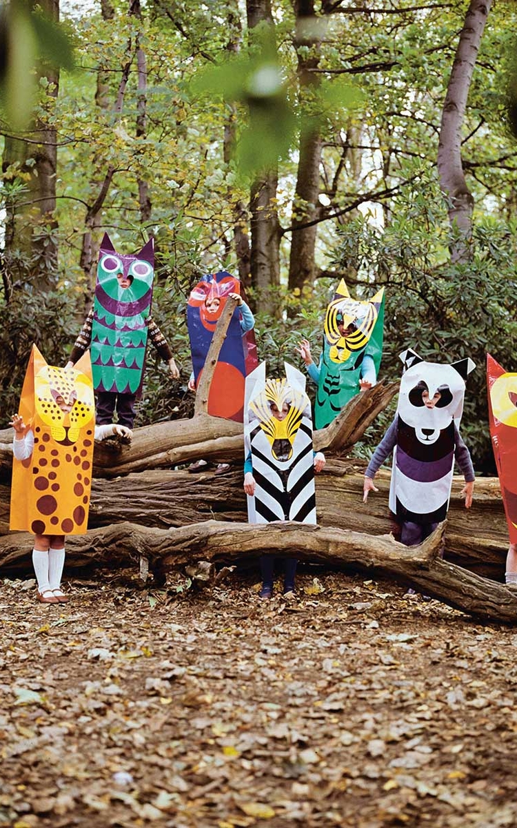 Enfants déguisés en animaux dans la fôret