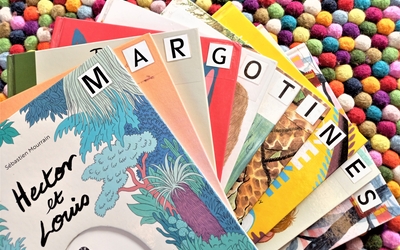 livres sur un tapis coloré
