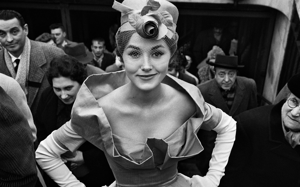 Monique Dutto à la sortie du métro, Paris, pour Jours de France, 1959