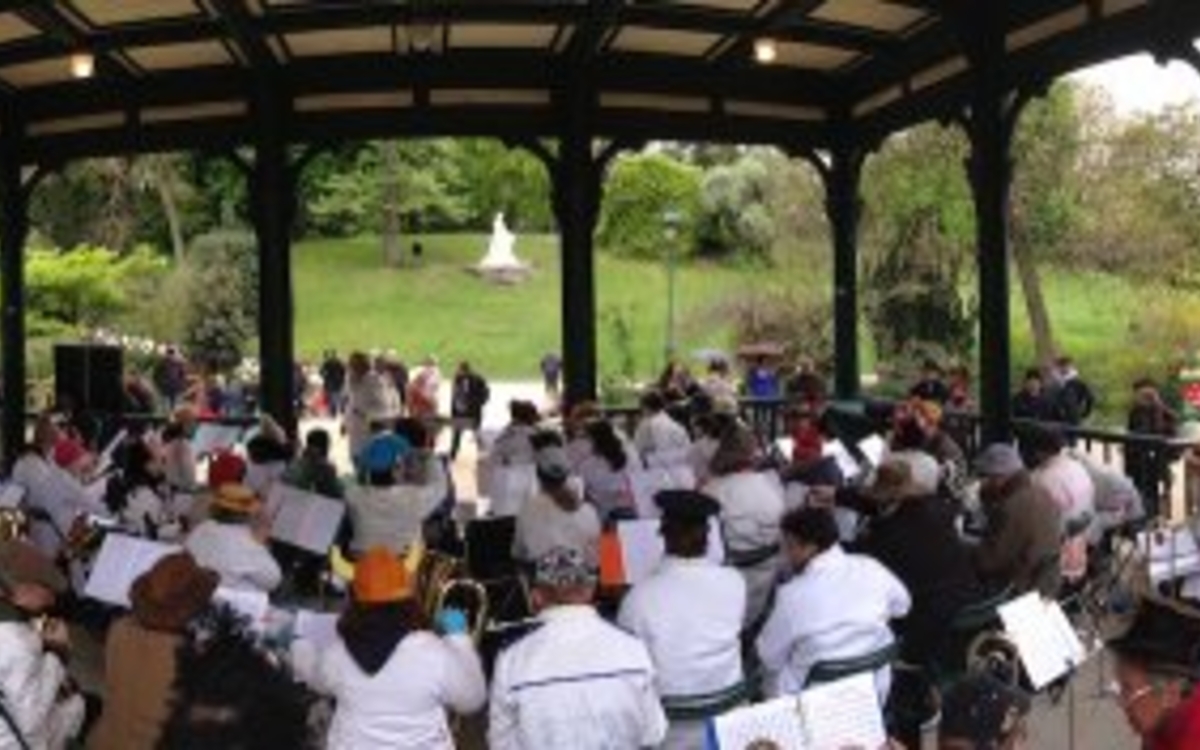 Afreubo en concert au Kiosque à musique du parc Montsouris (2016)