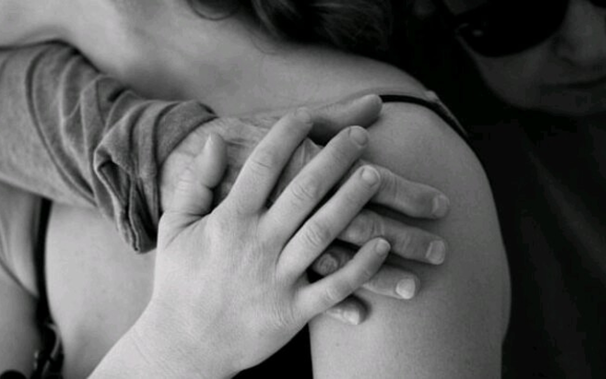 Mains sur une épaule