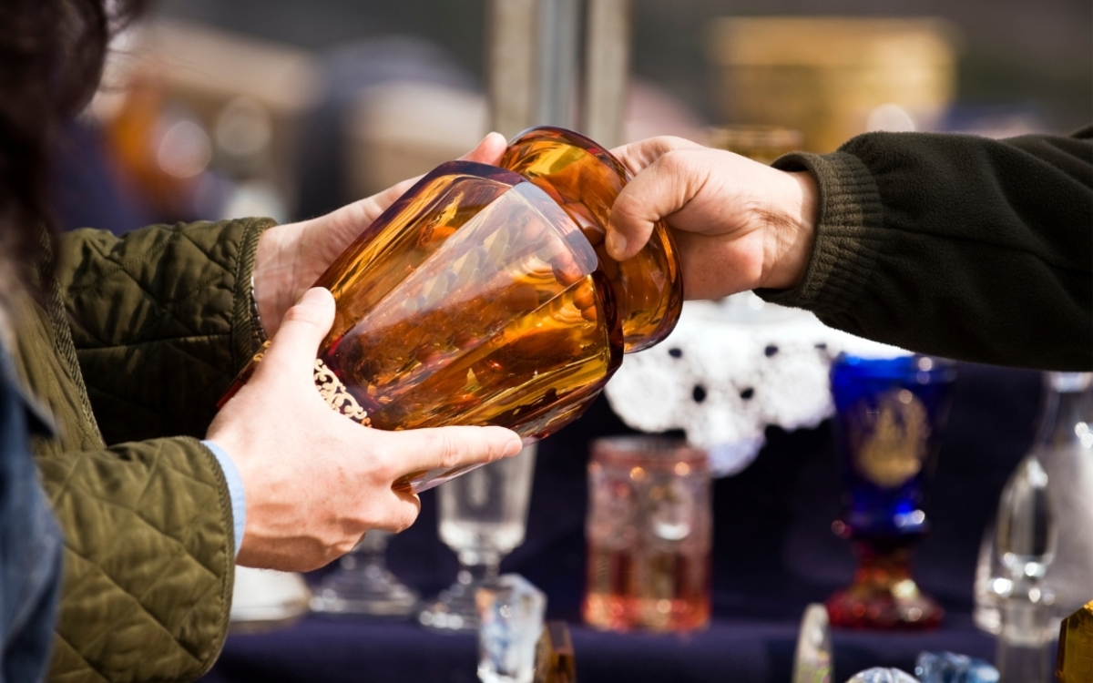 Troc entre deux personnes lors d'une brocante