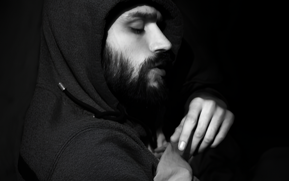 Homme de profil noir et blanc exposition photo