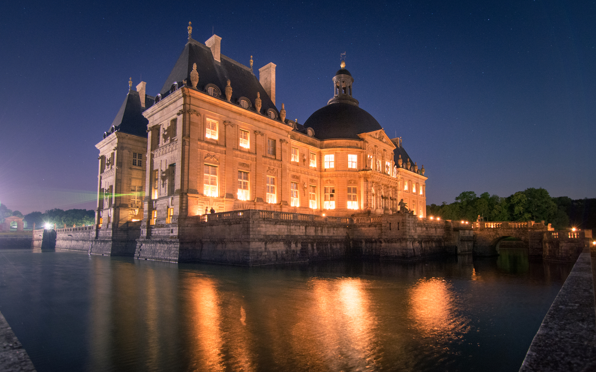 Le Château de Vaux-le-Vicomte vus de nuit. 